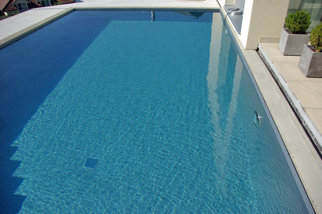 Betonbecken mit gerade Treppe und Podest