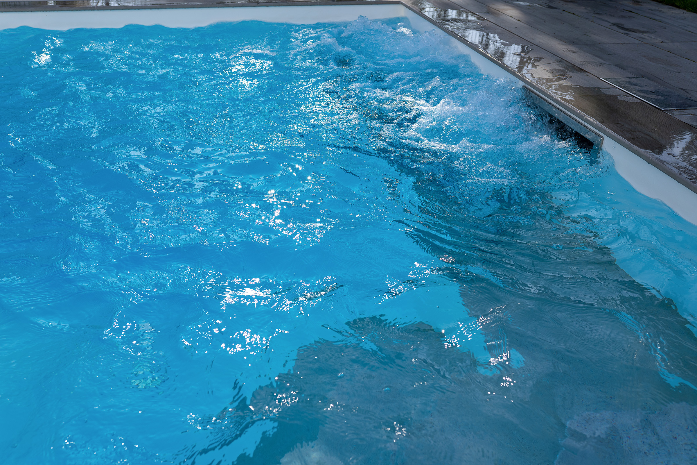 Betonpool mit Luftsprudelsitzbank und Poolüberdachung