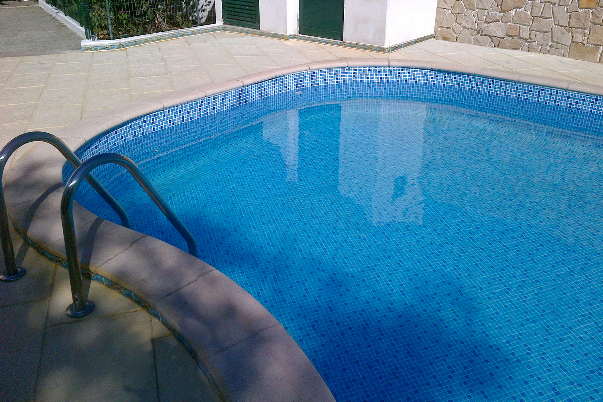 Runder Pool mit ELBE Supra Print Schwimmbadfolie in Mosaik Blau und Edelstahleinstiegsleiter