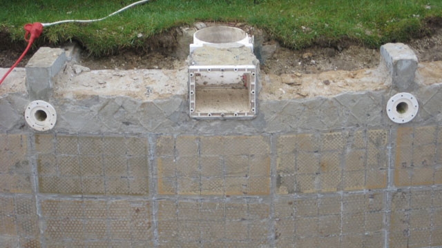 Einbau von Skimmer und Einlaufdüsen in ein Freiformbecken während der Sanierung