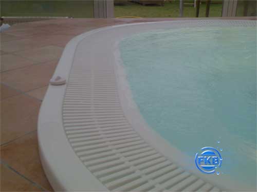 Detailansicht des Überlaufrandes eines Whirlpools mit Gitterrost und Wasseroberfläche