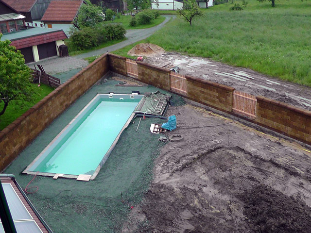 fertiggestelltes Schwimmbecken