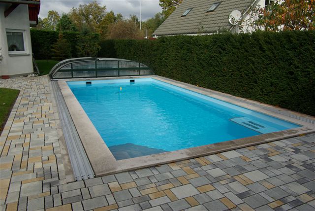 Schwimmbecken mit Sitzpodest