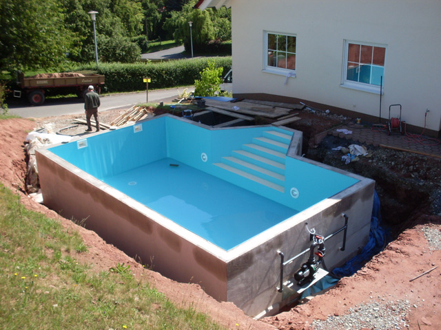 Schwimmbad mit aussenliegender Treppe