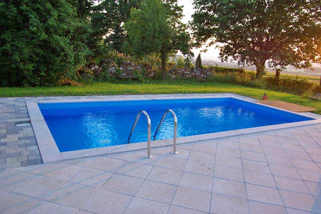 Schwimmbecken mit Leiter