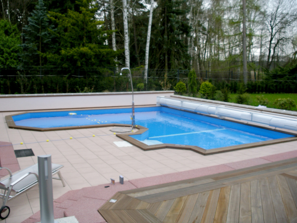 Schwimmbecken mit Oberflurrollladen