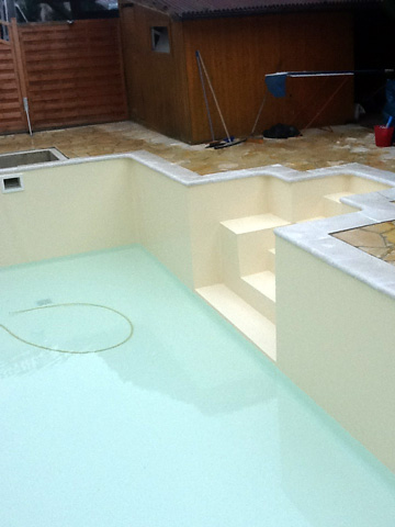 Schwimmbad aussenliegende Treppe